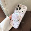 Primer plano de una funda para iPhone con estrellas y un soporte magnético nacarado - Estrellas Garabato Blanco Rosa (Funda + Soporte Magnético) / iPhone 17 Pro Max