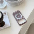 Gros plan d'une coque iPhone à pois rétro, base violette et support annulaire magnétique. - Style Support Magnétique (iPhone 17 Pro Max) / Violet foncé (Chocolat aux baies)
