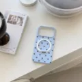 Gros plan d'une coque iPhone à pois bleus rétro avec un support magnétique en argent - Style Support Magnétique (17 Pro Max) / Pois Bleu