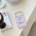 Vue détaillée d'une coque iPhone rose vintage à pois avec anneau magnétique intégré - Style Support Magnétique (17 Pro Max) / Pois Rose