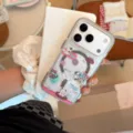 Vue lifestyle d'une coque iPhone transparente avec des autocollants de chats et chiens - Bord Gris Magnétique - Maison Animaux Amusante / iPhone 17 Pro Max