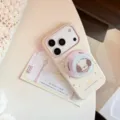 Détail d'une coque iPhone crème avec un support pop socket chiot mignon et bordure rose. - Blanc Poire (Thème Chiot) / iPhone 18 Pro Max