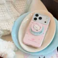 Vue macro d'une coque iPhone rose avec un support chat mignon et des étoiles. - Rose Baie (Thème Chat) / iPhone 18 Pro Max