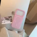 Gros plan d'une coque MagSafe rose mat semi-transparente sur fond de tablette argent - Modèle Magnétique / iPhone 17 Pro Max / Rose Brume