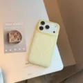 Gros plan d'une coque en silicone jaune givré semi-transparente avec anneau magnétique - Modèle Magnétique / iPhone 17 Pro Max / Jaune Fromage