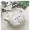 Gros plan détaillé d'un sac à bandoulière en peluche d'agneau blanc doux sur un lit - Blanc