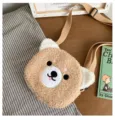 Détail d'un mignon sac à bandoulière en peluche de laine d'agneau avec visage d'ours - Beige