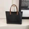 Bolso tote grande de cuero negro minimalista para mujer con asas marrones y texto oro - Negro