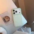 Gros plan sur une coque iPhone en silicone liquide vert menthe avec anneau Magsafe - Modèle Magnétique / iPhone 17 Pro Max / Vert Raisin