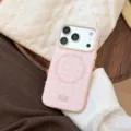 Vue rapprochée d'une coque iPhone rose à motifs d'étoiles avec anneau magnétique MagSafe. - Groupe d'Étoiles de Lait de Châtaigne Style Magnétique / Rose Baie / iPhone 18 Pro Max