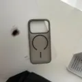 Détail d'une coque magnétique mate semi-transparente placée sur une surface iPad. - Noir Charbon
