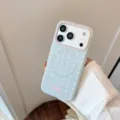 Détail d'une coque iPhone bleu clair avec des motifs d'étoiles blanches et de cœurs roses - Motif Étoile Magnétique (Avec Support Miroir en Cœur) / Monture Noire Verre Bleu Ciel / iPhone 18 Pro Max