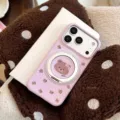 Détail d'une coque iPhone rose avec motif d'ours mignon et support bague magnétique. - Jardin de l'Ours Rose Miel / Rose / iPhone 18