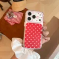 Détail de la coque iPhone à pois rouges avec motifs de pomme et d'étoiles - Pois Rouge Pomme Transparent (Brillant) / iPhone 17 Pro Max