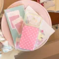 Gros plan d'une coque iPhone à pois roses dotée d'une bordure de caméra jaune vif - Rose à Pois Transparent (Brillant) / iPhone 17 Pro Max