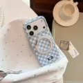 Gros plan d'une coque iPhone à carreaux bleus avec support magnétique rotatif - Quadrillage Brume de Forêt / iPhone 18 Pro Max