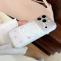 Vue détaillée d'une coque iPhone avec motif ours mignon et anneau de support magnétique. - 14 Pro Max / Bleu Étoilé Motif Croquis