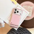 Détail d'une jolie coque iPhone rose sur le thème des desserts à la crème avec motifs d'étoiles - 17 Pro Max / Dessert Confiture de Fraises Transparent