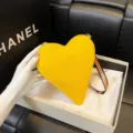 Elegante monedero de cuero amarillo con forma de corazón y acabado texturizado en su caja - Amarillo