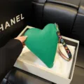 Bolso verde en forma de corazón de cuero granulado con correa LOVE y herrajes dorados - Verde