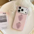Gros plan d'une coque iPhone rose avec des illustrations de fraises et étoiles brillantes - 17 Pro Max / Rose (Étoiles en Feuille d'Or & Fraise)