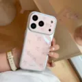 Gedetailleerde weergave van grijze iPhone-hoes met strikpatroon en een zilveren frame - Zilver Lotusgrijs Strik / 17promax