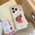 Détail d'une coque iPhone vert menthe avec motif pomme croquée et étoiles colorées - Pomme Étoile Rose (iPhone 17 Pro Max) / Vert Clair