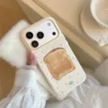 Gros plan détaillé du motif mignon de pain grillé et d'étoiles sur une coque d'iPhone - Toast Étoile Bleue (iPhone 17 Pro Max) / Crème
