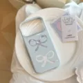 Détail de la coque iPhone bleu clair ornée de motifs de nœuds et d'étoiles argentées - 17 Pro Max / Bleu Clair (Motif d'étoiles et de nœuds)