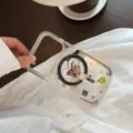 Vue rapprochée d'une coque iPhone transparente avec support magnétique chat cœur. - Chat de Maison + Chat Tigré (Support magnétique) / 18