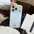 Gros plan d'une coque de téléphone magnétique à carreaux bleu clair. - Magnétique / Bleu Sel de Mer Glacé à Carreaux / iPhone 17 Pro Max
