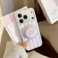 Détail d'une coque iPhone 16 avec support étoiles en nacre et rayures violettes - Support Magnétique Base Argentée Dorée / Rayures Bleu Violet + Nacre Étoilée Violette / iPhone 17 Pro Max