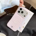Gros plan d'une coque iPhone rose à carreaux avec anneau magnétique et motif cœur. - Magnétique / Rose Sucre à Carreaux / iPhone 17 Pro Max