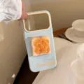 Gros plan d'une coque de téléphone bleu clair avec un support en forme de toast - Bleu Ciel (Support Pain Grillé à l'Orange) / 17 Pro Max