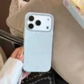 Vue détaillée d'une coque iPhone bleu clair ornée d'élégants points de strass argentés. - Iphone 18 / Bleu Clair (Points Argentés Magnétiques)