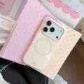 Détail d'une coque de téléphone magnétique crème sur fond décoratif à pois roses. - Pour iPhone 17 Pro Max / Blanc Poire (Magnétique-Texte Rose)
