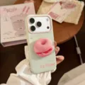 Vue détaillée d'une coque iPhone vert menthe avec un support en forme de donut rose - Vert Menthe Texte Vert Cerise + Support Bagel Fraise / iPhone 17 Pro Max