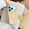 Détail d'une coque magnétique minimaliste jaune crème avec finition mate et logo - Pour iPhone 17 Pro Max / Jaune Mangue Magnétique
