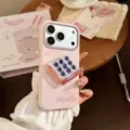 Vue détaillée d'une coque iPhone rose avec un support de toast aux myrtilles 3D mignon - Rose Baie Texte Violet Jacaranda + Support Toast aux Myrtilles / 17promax