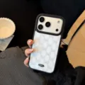 Gros plan d'une coque pour iPhone avec un motif de ruban en dentelle française bleue élégante - Nœud en soie blanc et bleu / Noir / 17promax