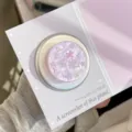 Gros plan du support de téléphone nacré rose avec des étoiles sur une carte décor - Galaxie Étoilée de Nacre Violette