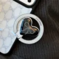 Vue détaillée de l'élégant support de bague magnétique noir en forme de cœur avec nœud - Nœud en Perles Noir & Blanc Support Magnétique Cœur / Noir / Support Unique
