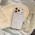 Primer plano de funda azul para iPhone con diseño de rosas rosas y aro magnético - Jardín de Rosas Azules / 17promax / Azul claro