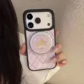 Gros plan de la coque iPhone à carreaux violets avec support magnétique étoile en nacre - Pour iPhone 17 Pro Max / Noir Magnétique (Carreaux Dorés + Support Coquille Violet)