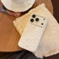 Vista detallada de funda crema para iPhone con flores de rosa y anillo MagSafe. - Jardín de Rosas Crema / 17promax / Blanco Roto