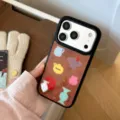 Vue détaillée de la coque iPhone avec vases géométriques et texte français - iPhone 17 Pro Max / Noir Vase Caramel