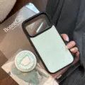 Détail de la coque iPhone vert menthe avec motif d'étoiles et support ours aimanté - Style Étoile Verte Dorée avec Support Magnétique Ours en Nacre Bleue / iPhone 17 Pro Max / Vert menthe