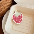 Gros plan d'un support de téléphone mignon fraise dessiné à la main, style rustique - Support Fraise au Plomb Rouge / Support Unique