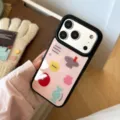 Vue détaillée de la coque iPhone au motif de vase artistique tenue en main - iPhone 17 Pro Max / Noir Vase Brume Rose