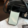 Gros plan de la coque iPhone vert menthe avec motif d'étoiles holographiques et MagSafe - Style avec support magnétique / iPhone 17 Pro Max / Noir (Étoiles vertes dorées)